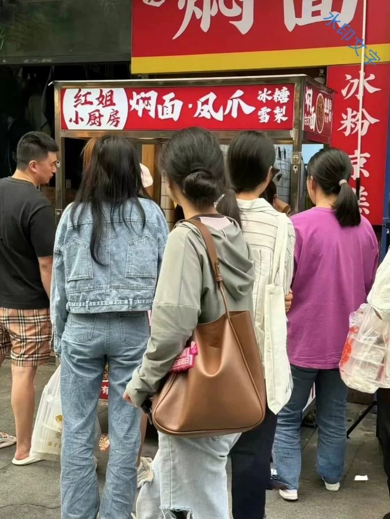 红姐地摊焖面商用配方, 爆品一出天天爆满 !资料内容包括准备(地摊小吃商用配方)制作步骤图解