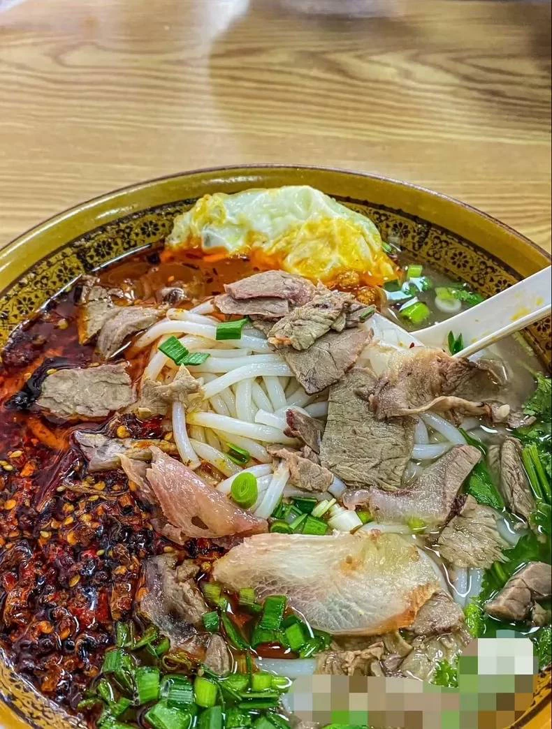 贵州特色羊肉粉配细节特写